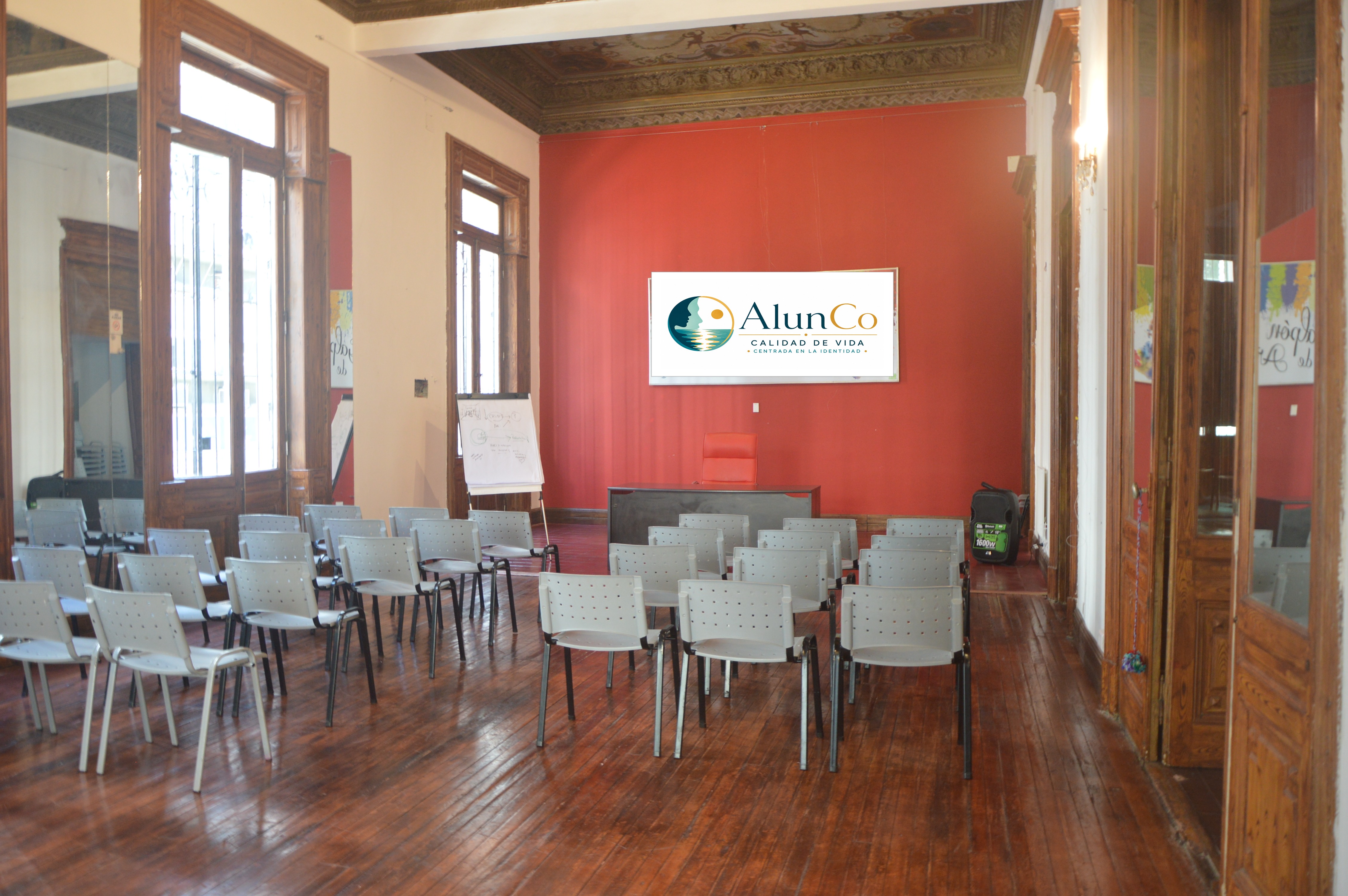 Salón de Palazzo Tamburini preparado para encuentros de formación